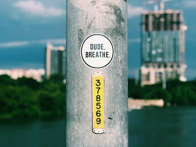 Lyhtypylväs, jossa pyöreä "Dude breathe" -tarra