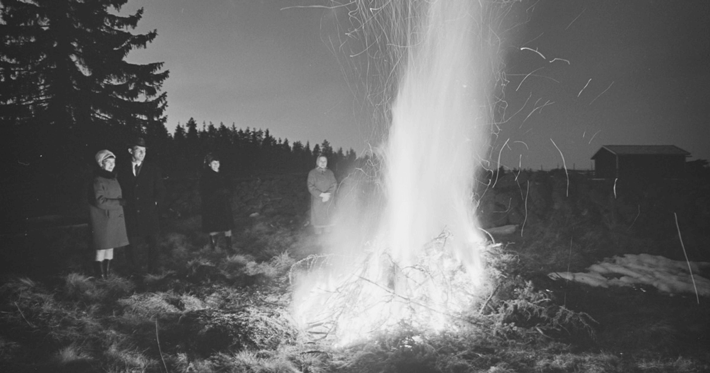 Mustavalkoinen kuva pienestä pääsiäiskokosta.